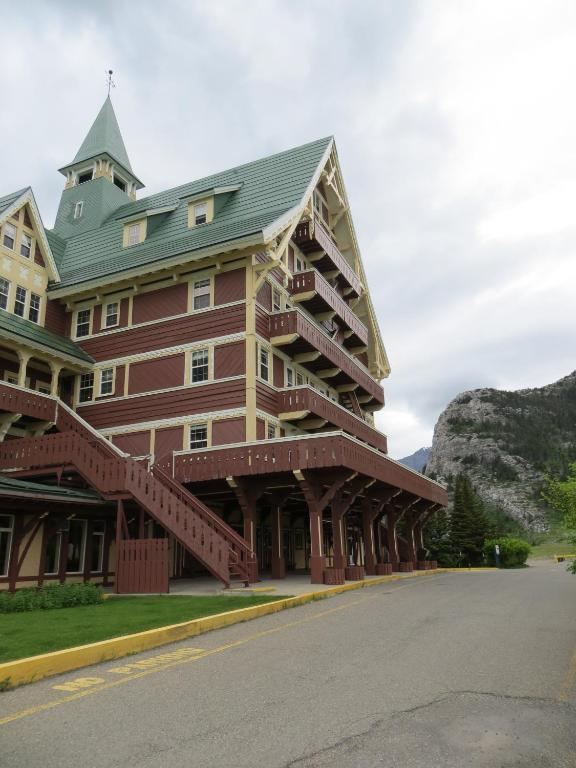 Prince Of Wales Hotel Waterton Park Exterior photo