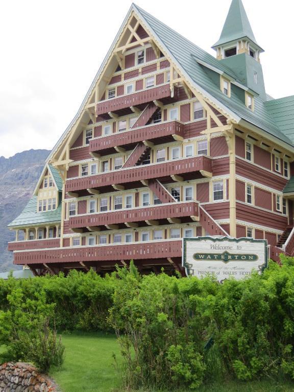 Prince Of Wales Hotel Waterton Park Exterior photo