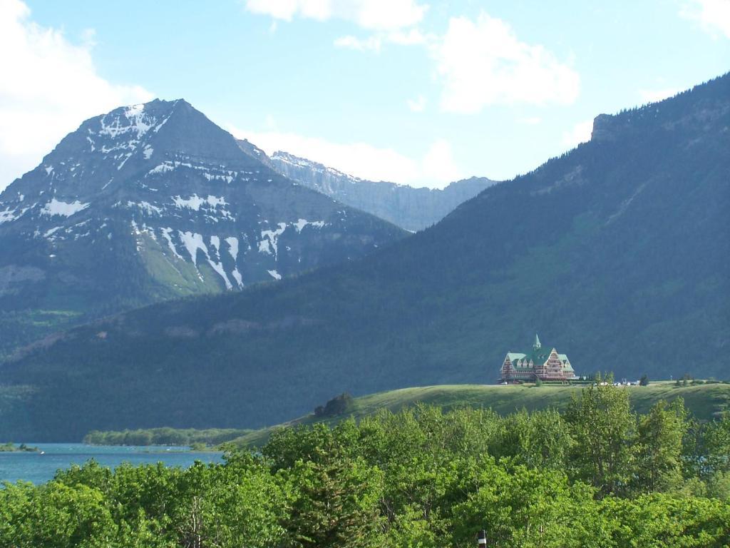 Prince Of Wales Hotel Waterton Park Exterior photo